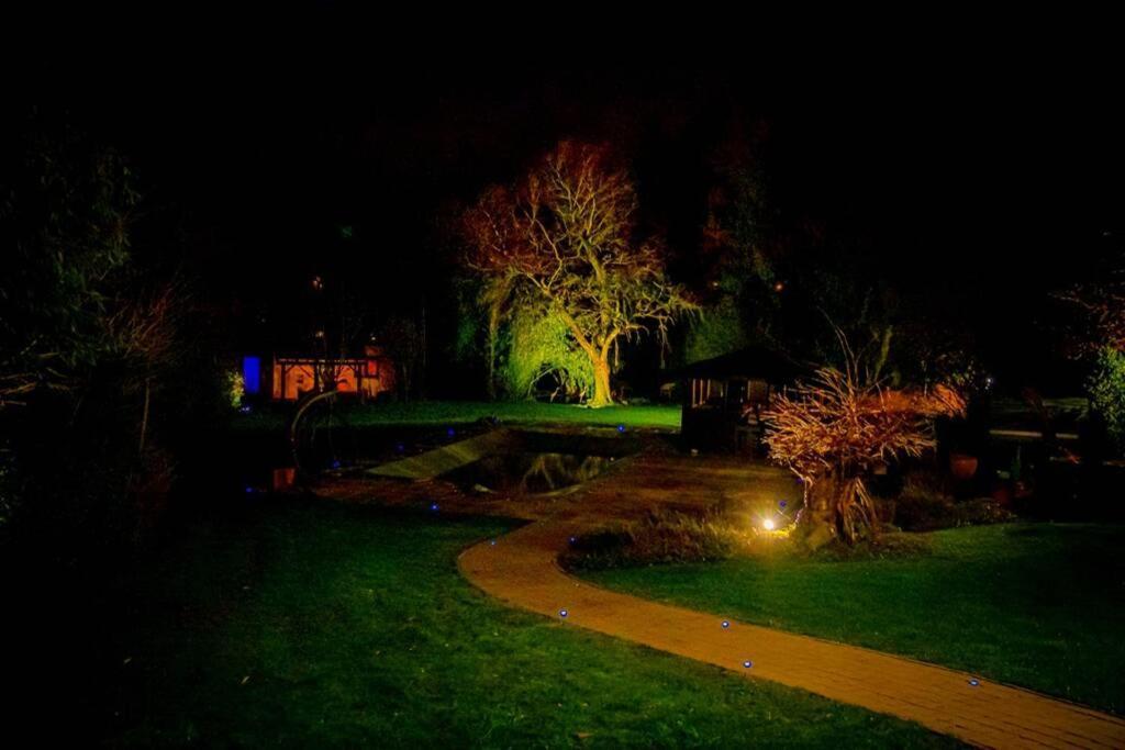 Le Spa Du Cabanon: Cabanon De Luxe Avec Spa Entierement Privatif Aye Buitenkant foto