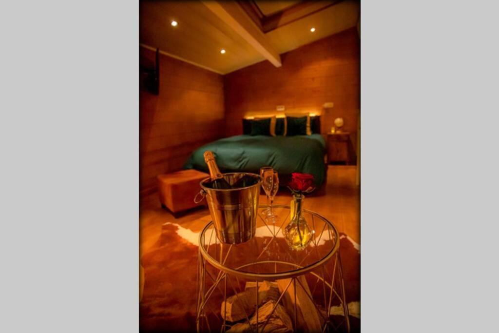 Le Spa Du Cabanon: Cabanon De Luxe Avec Spa Entierement Privatif Aye Buitenkant foto