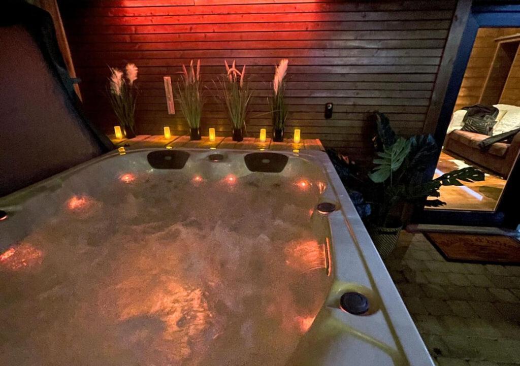 Le Spa Du Cabanon: Cabanon De Luxe Avec Spa Entierement Privatif Aye Buitenkant foto